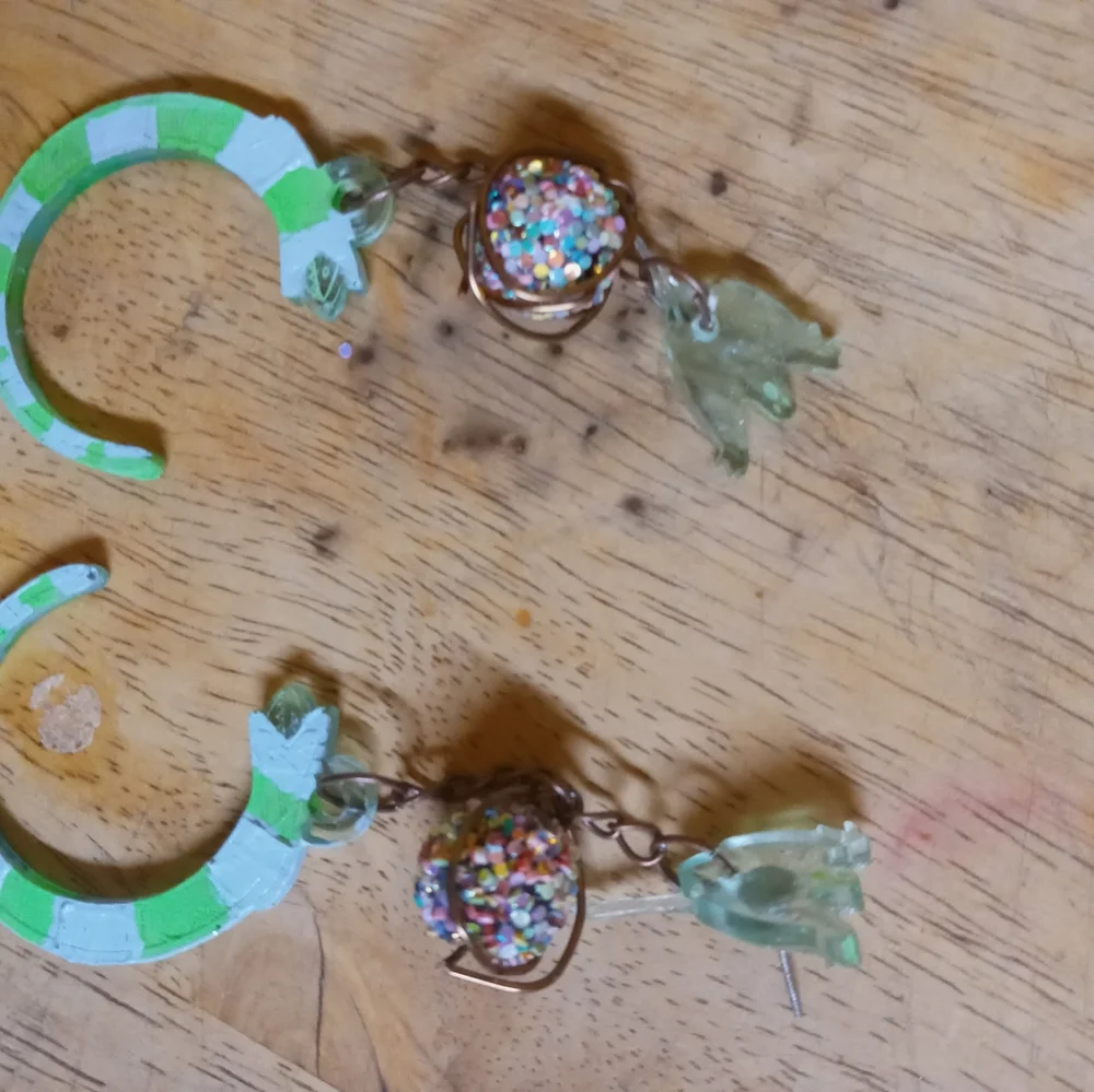 Sandworm and ghost resin earrings - Picture 4 of 6